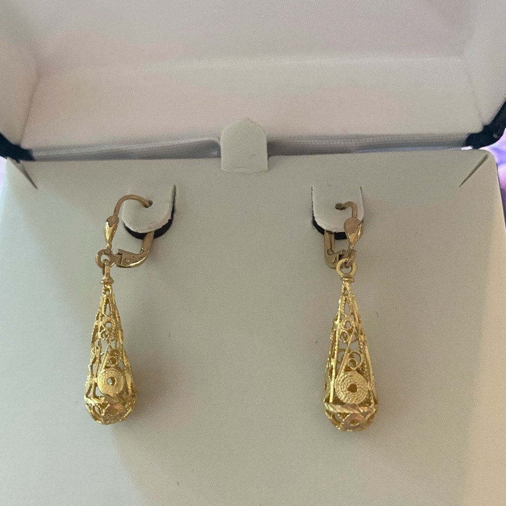 10k yellow gold filigree with lever back closures